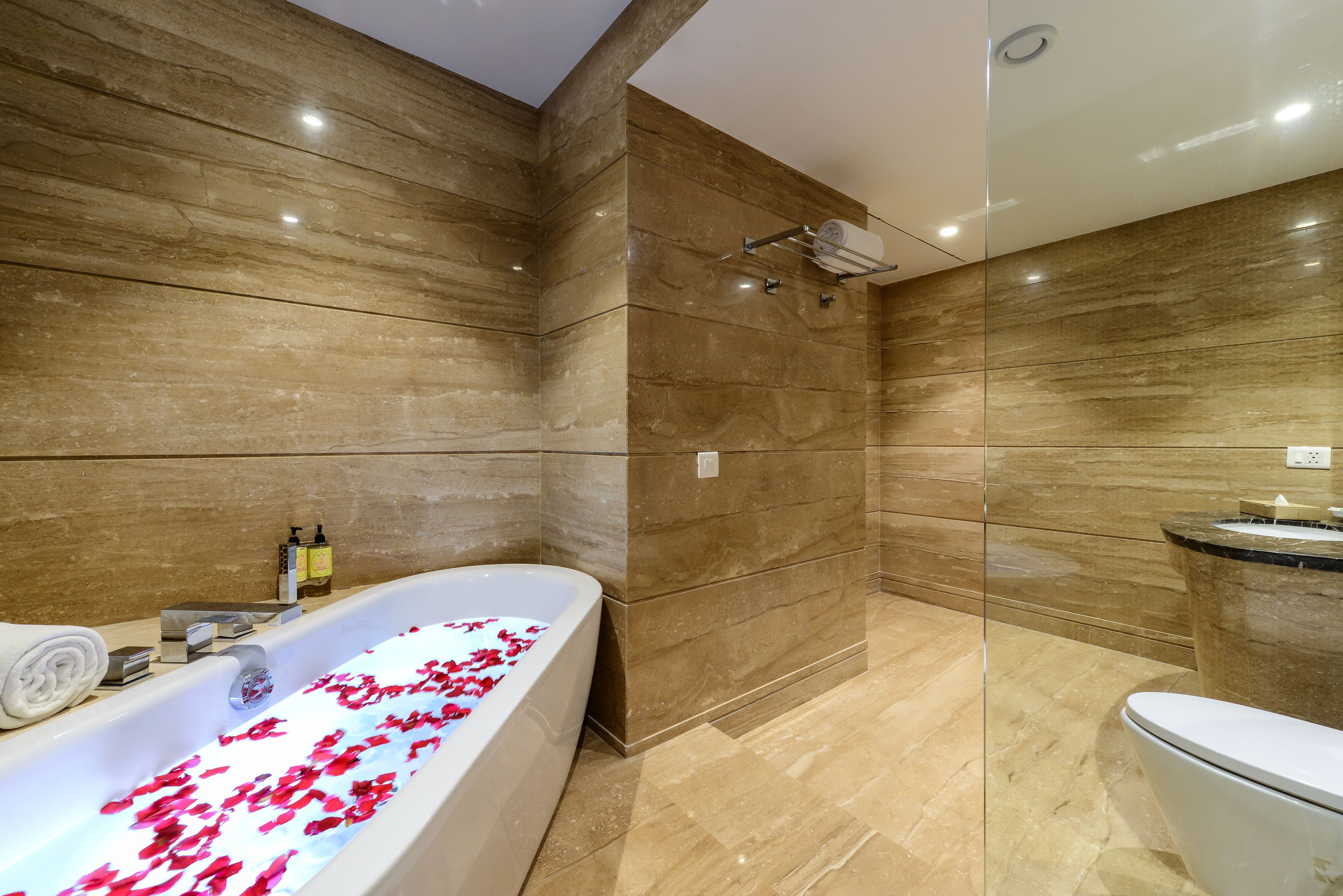 Executive Studio Suite | Deep-soaking bathtub