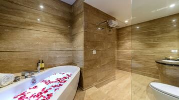 Executive Studio Suite | Deep-soaking bathtub