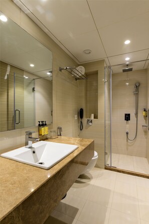 Douche, articles de toilette gratuits, sèche-cheveux, peignoirs