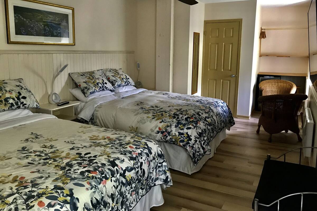 Standardzimmer (N° 1) | Hochwertige Bettwaren, individuell dekoriert, schallisolierte Zimmer