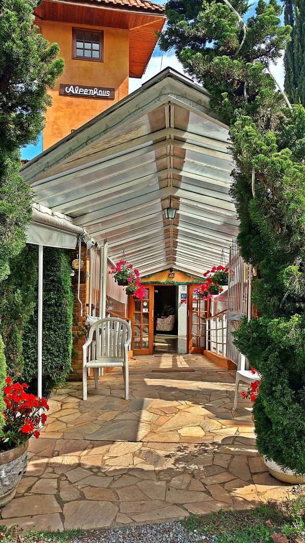 Property entrance - Alpenhaus Pousada (Campos do Jordão)