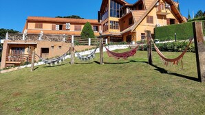 Una casa grande y moderna con varios niveles y un balcón destacado.