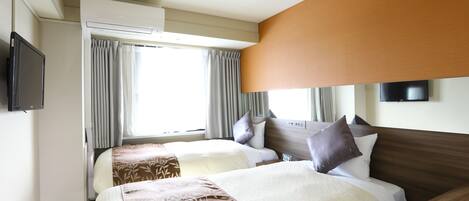 Een bureau, geluiddichte muren, een strijkplank/strijkijzer, gratis wifi