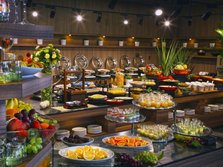 Se ofrece un desayuno bufé (1400 JPY por persona)