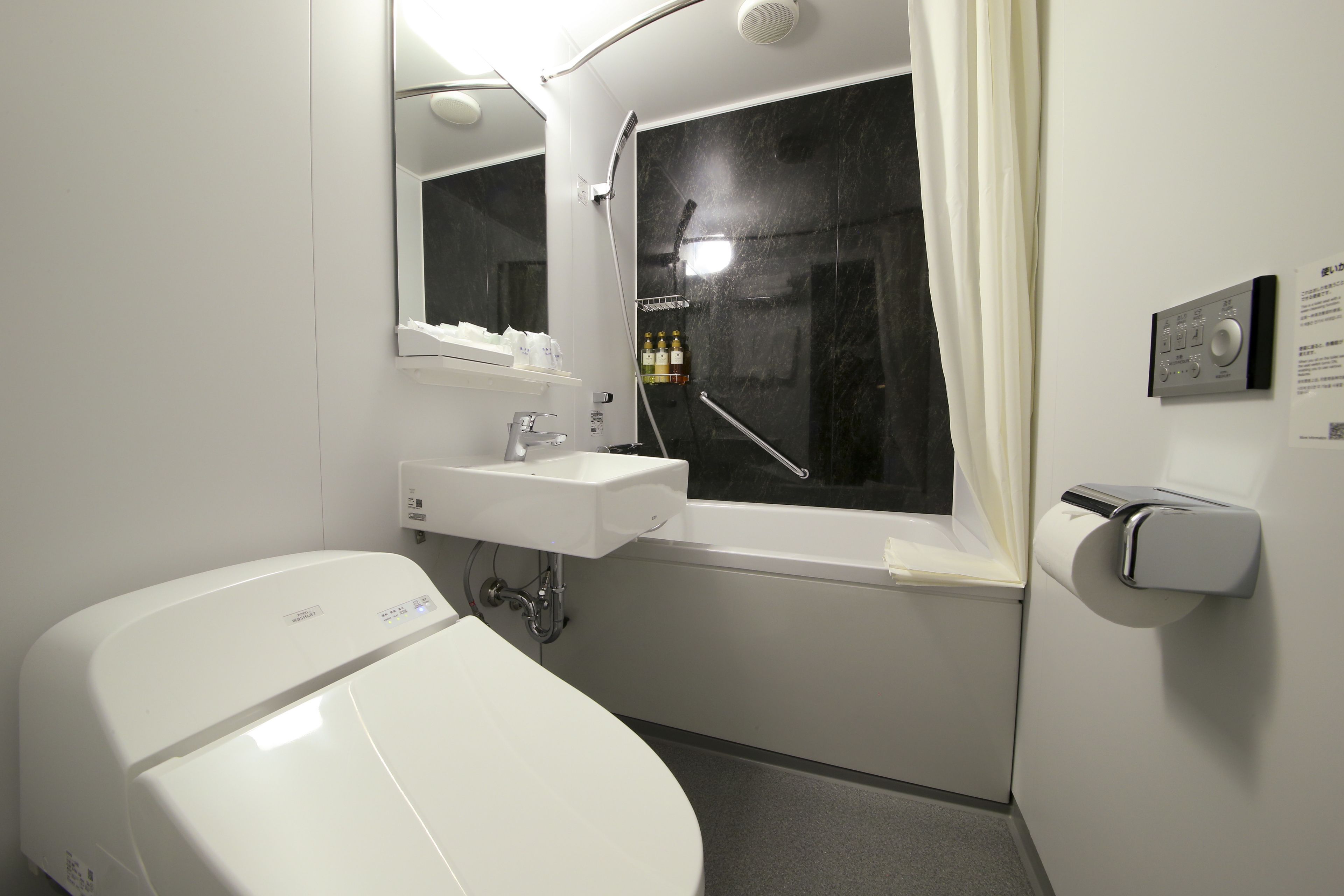 moderate twin room, non smoking | bathroom | combined shower/bathtub, free toiletries, hair dryer, bathrobes
