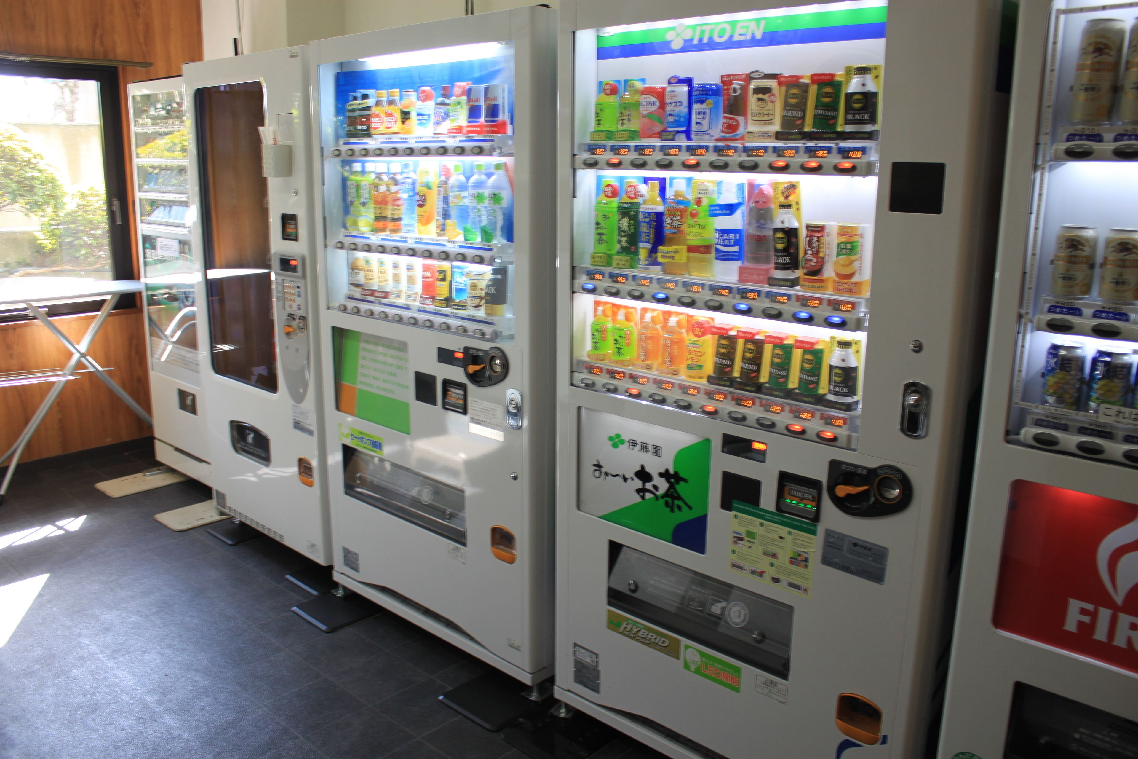 Eine Reihe von Automaten mit verschiedenen Getränken und Snacks.