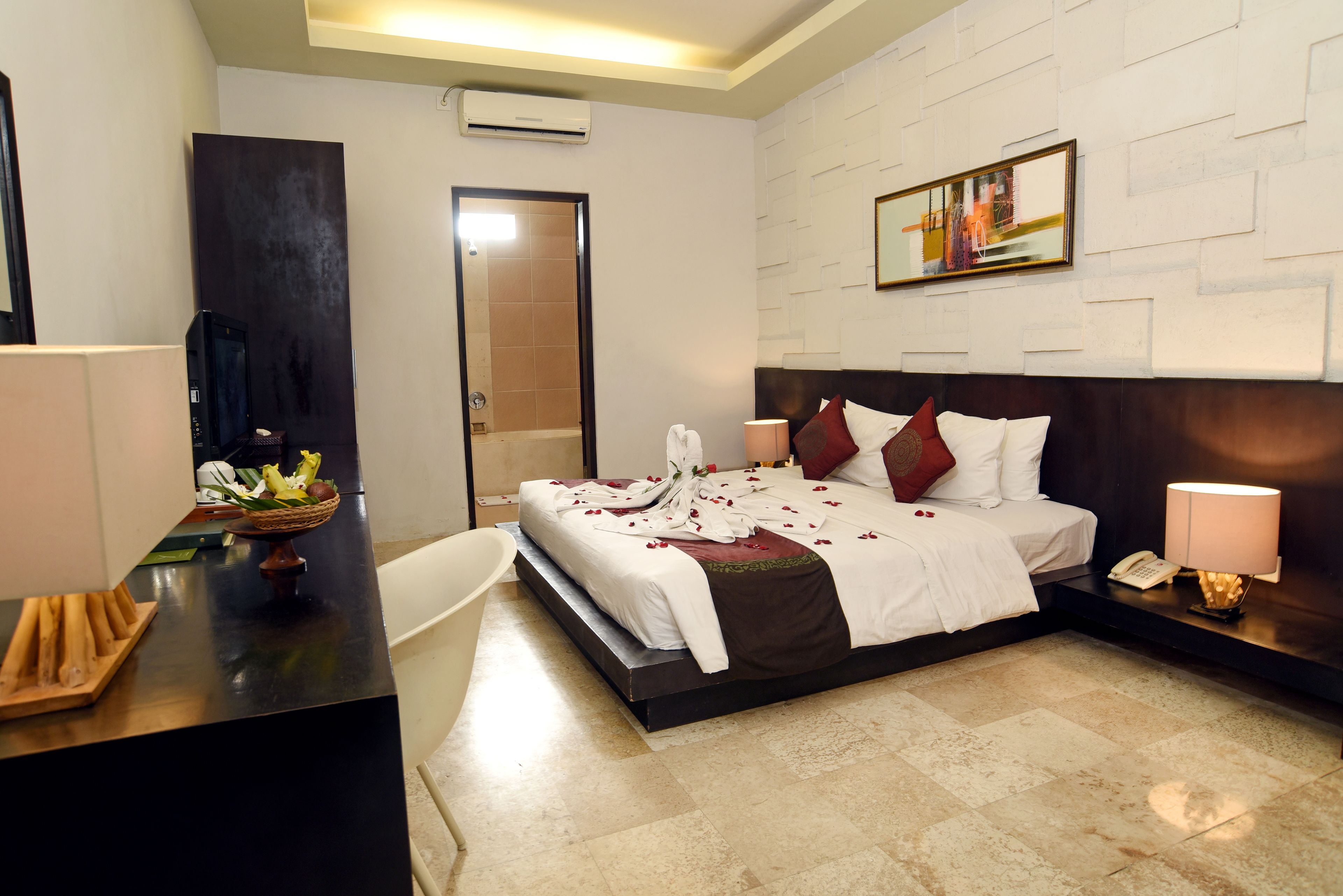 deluxe room, bathtub | minibar, in-room safe, desk, iron/ironing board