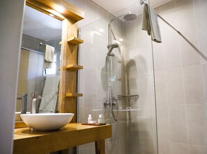 Douche, articles de toilette (gratuits), séchoir à cheveux, pantoufles