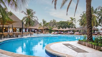 Kolam renang outdoor, dengan kursi berjemur