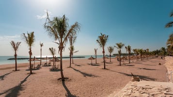 Playa privada, camastros y sombrillas