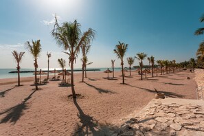 Plage privée, chaise longue, parasol