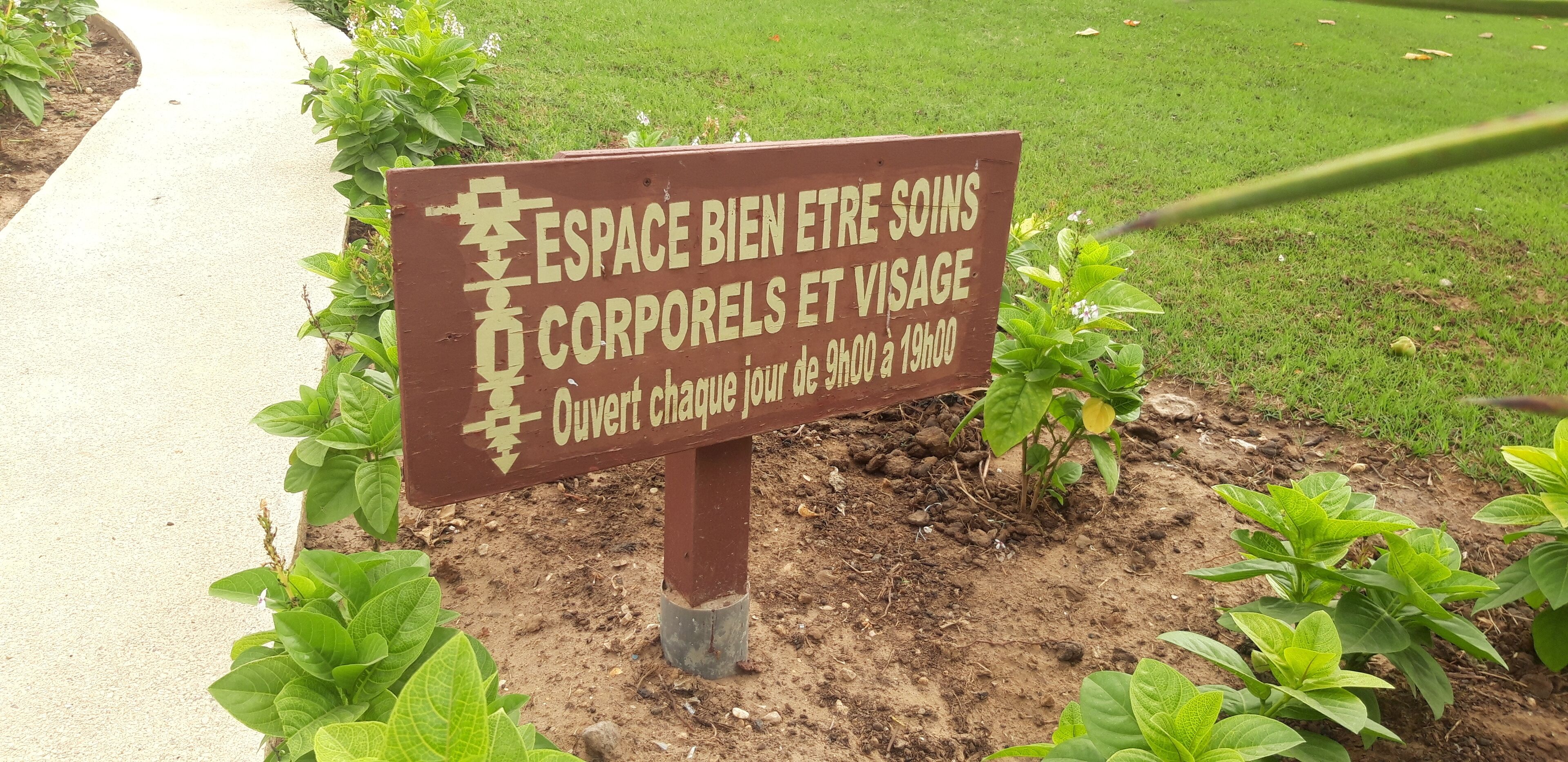 A sign indicating the space is for body care and massage, open daily from 9:00 to 19:00.