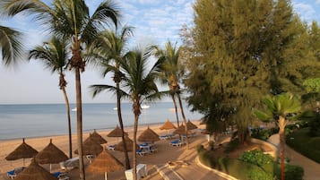Praia particular, guarda-sóis, toalhas de praia