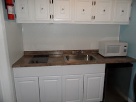 Quarto standard, 2 camas de casal (Efficiency Room, Kitchenette) | Cozinha privada | Geladeira, micro-ondas