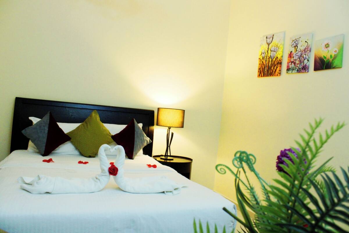 Studio Tiêu chuẩn, 1 giường cỡ queen, hút thuốc, quang cảnh thành phố | 1 phòng ngủ, bộ đồ giường cao cấp, nệm có lớp đệm bông 