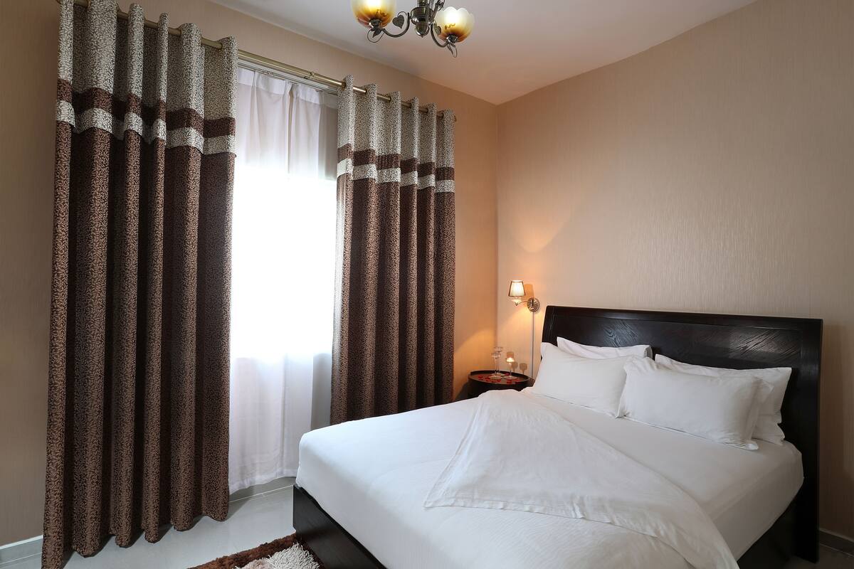 Căn hộ Deluxe, 1 phòng ngủ, hút thuốc, quang cảnh thành phố | 1 phòng ngủ, bộ đồ giường cao cấp, nệm có lớp đệm bông 