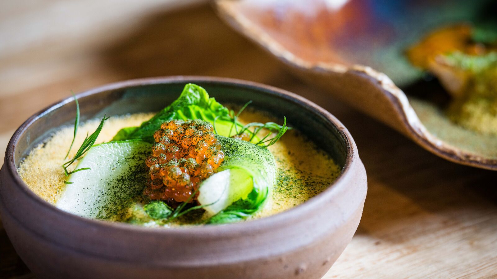 Een kom eten met garnering, mogelijk een gerecht in een keramieken kom geserveerd.