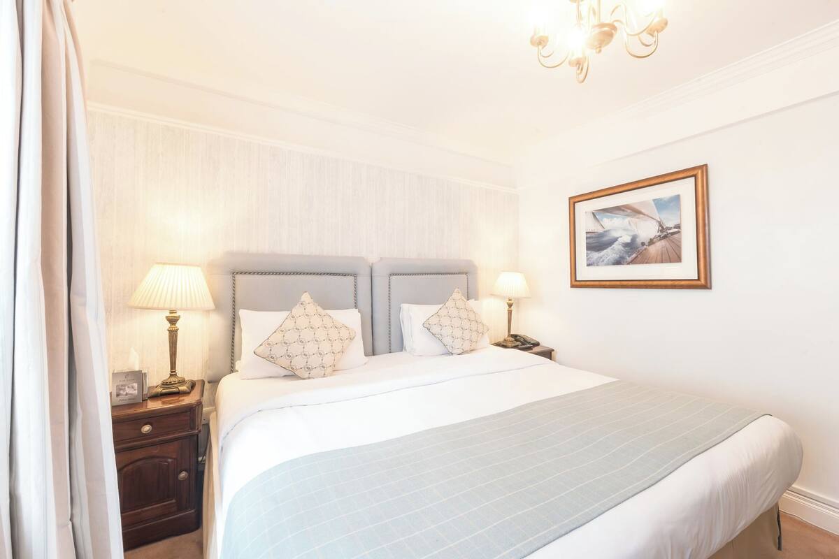 Classic Double or Twin Room | Iron/ironing board, free WiFi, bed sheets