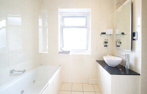 Ducha, jabón, shampoo, papel higiénico