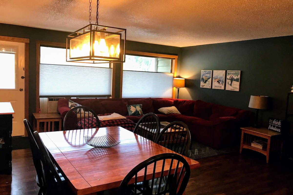 Condo, 3 chambres (Unit 105) | Aire de séjour | Téléviseur