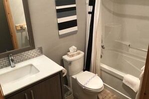 Apartamento, 1 habitación (Unit 203) | Baño | Ducha y bañera combinadas y artículos de higiene personal gratuitos