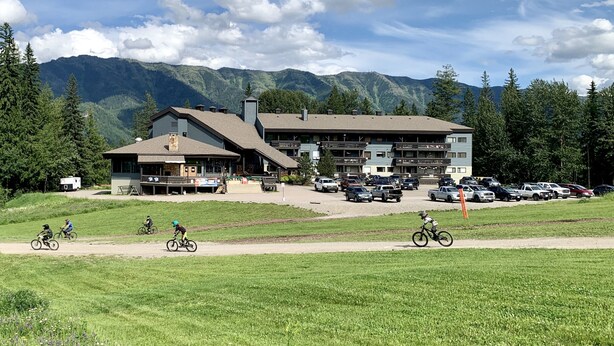 Un chalet doté d’un grand parking et offrant une vue sur les montagnes.