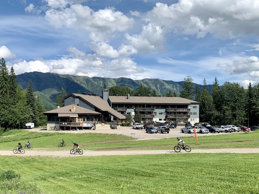 Un chalet doté d’un grand parking et offrant une vue sur les montagnes.