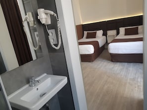 Habitación con 2 camas individuales | Baño | Ducha, secador de pelo, toallas y jabón