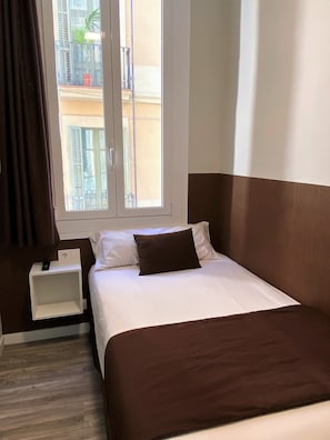 Quarto solteiro | Cortinas blackout, Wi-Fi de cortesia, roupa de cama