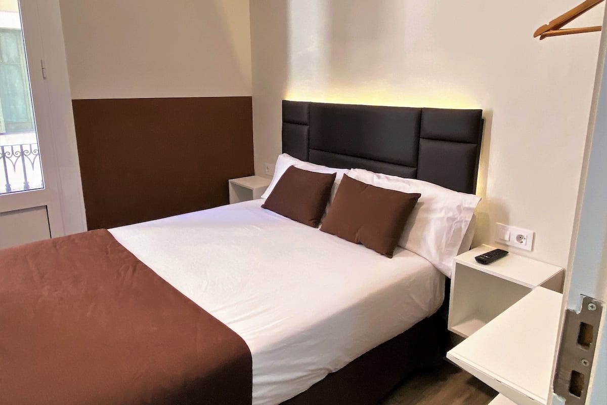 Blackout curtains, free WiFi, bed sheets