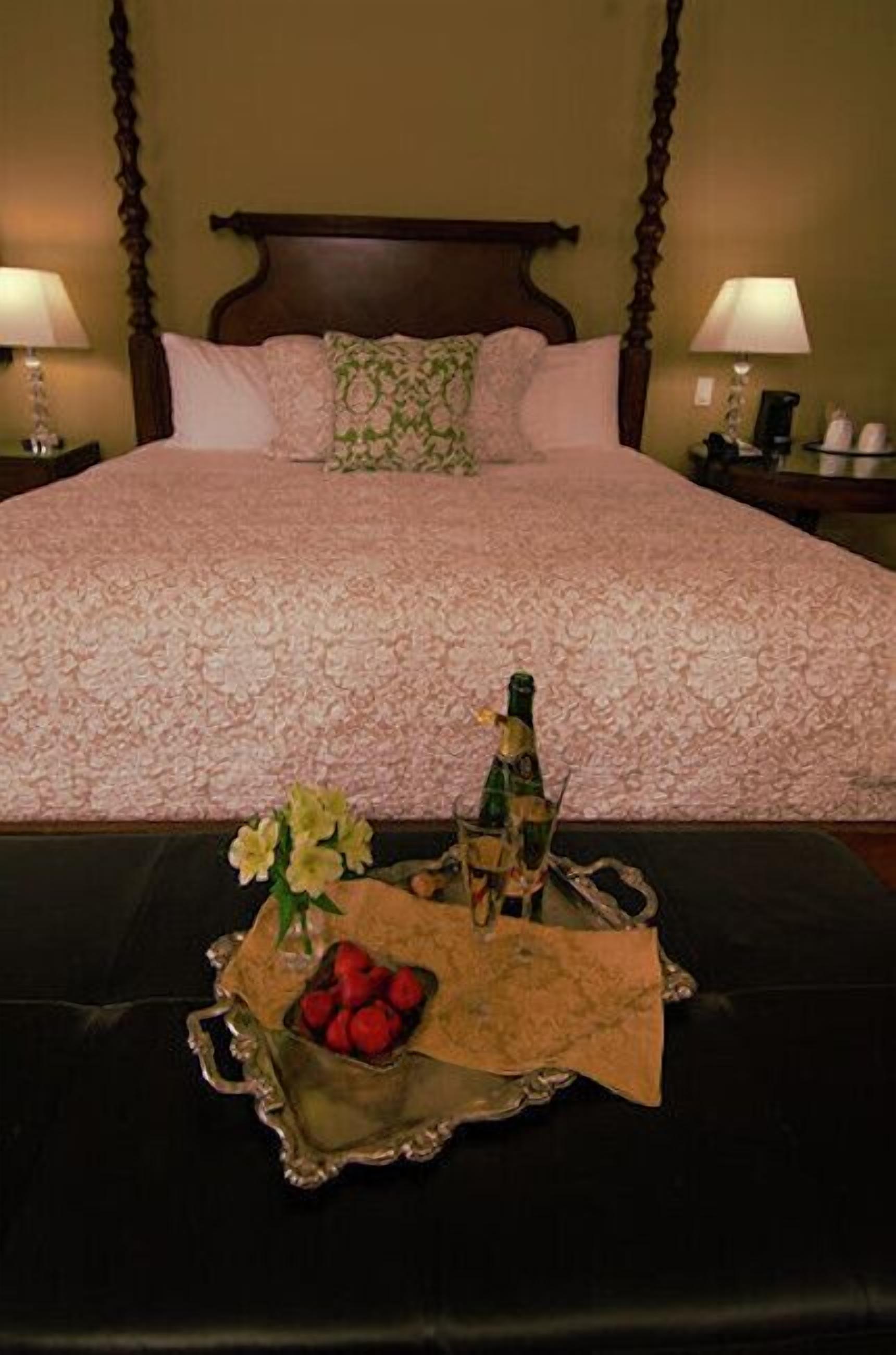 standard room, 1 king bed | 1 bedroom, iron/ironing board, free wifi, bed sheets