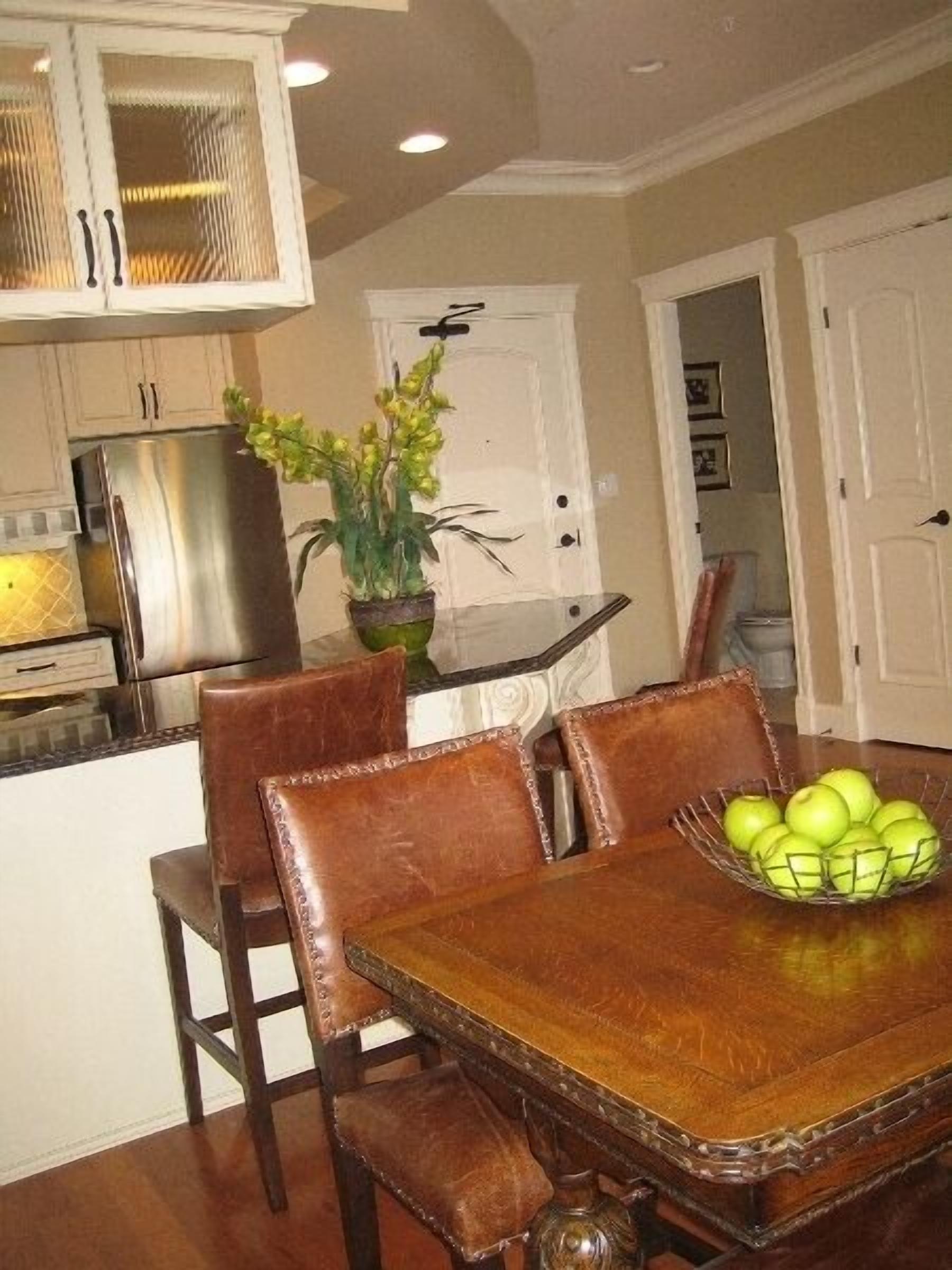 one bedroom condo | in-room dining