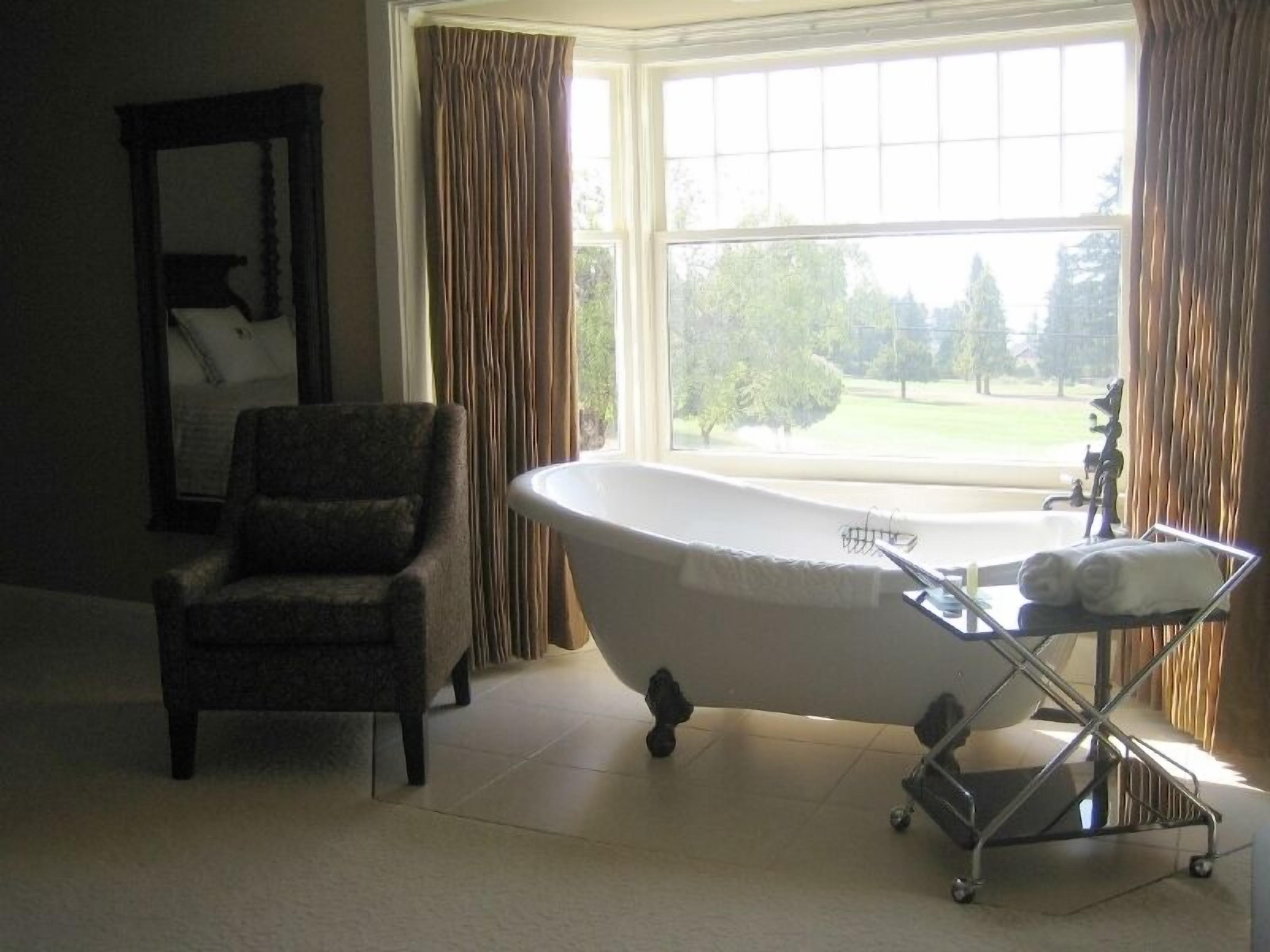 deluxe room | deep-soaking bathtub