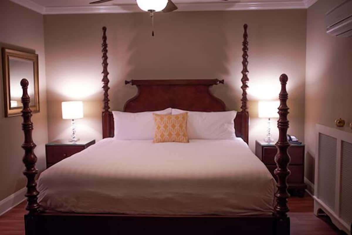 Standardzimmer, 1 King-Bett | 1 Schlafzimmer, Bügeleisen/Bügelbrett, kostenloses WLAN, Bettwäsche