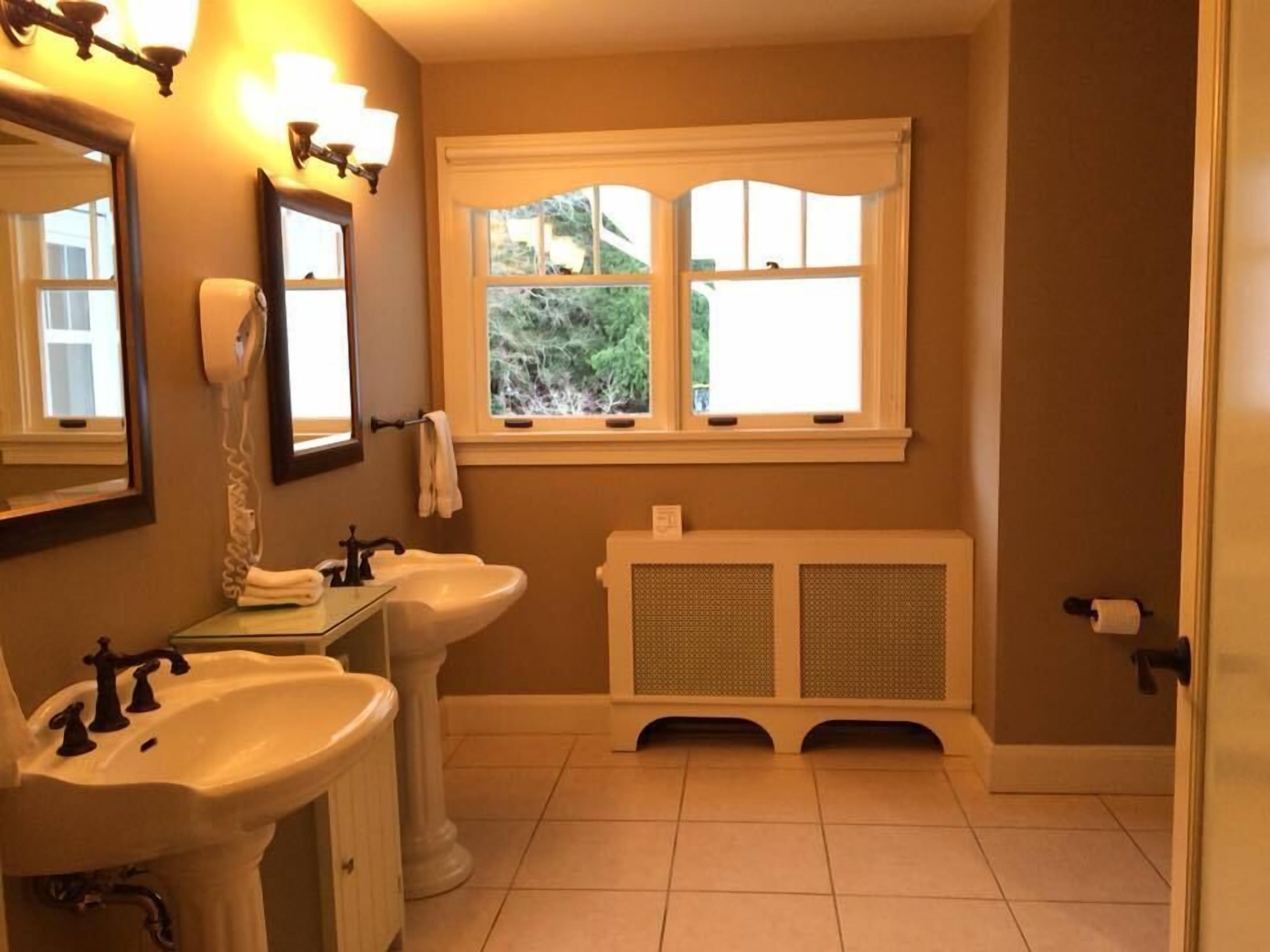 standard room, 1 king bed | bathroom | combined shower/bathtub, hair dryer, bathrobes, towels