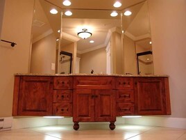 Vila luxo, 1 cama King e sofá-cama, vista para o jardim | Pia do banheiro