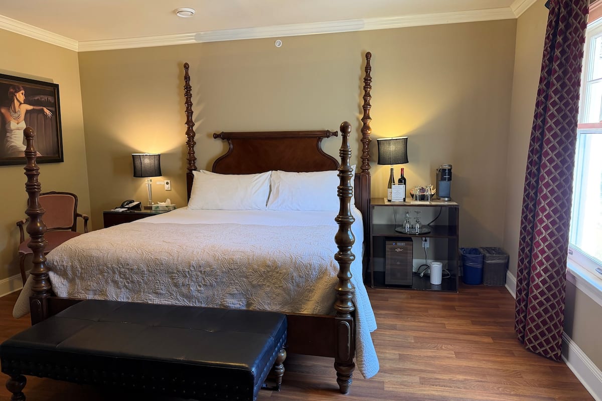 Chambre Standard, 1 trĂšs grand lit | 1 chambre, fer et planche Ă repasser, accĂšs au Wi-Fi (inclus)