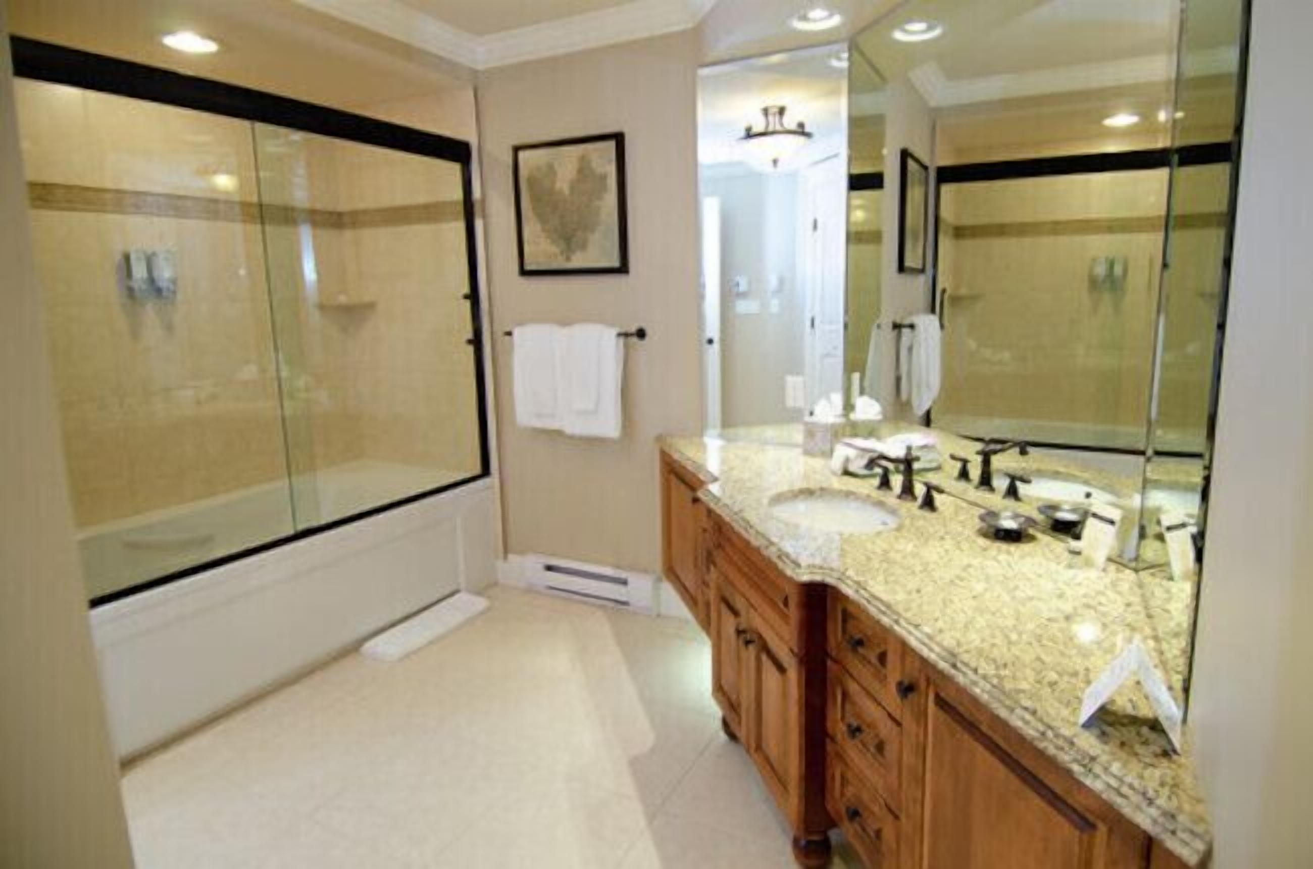 one bedroom condo | bathroom | combined shower/bathtub, hair dryer, bathrobes, towels