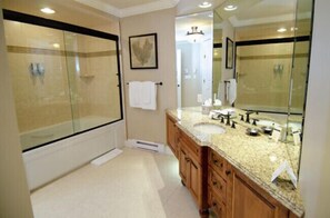 Villa Deluxe, 1 très grand lit et 1 canapé-lit, vue sur le jardin | Salle de bain | Ensemble baignoire-douche, séchoir à cheveux, peignoirs