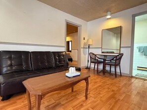 Studio, Multiple Beds | Desk, soundproofing, free WiFi, bed sheets - Hôtel Motel La Marquise (Sherbrooke)