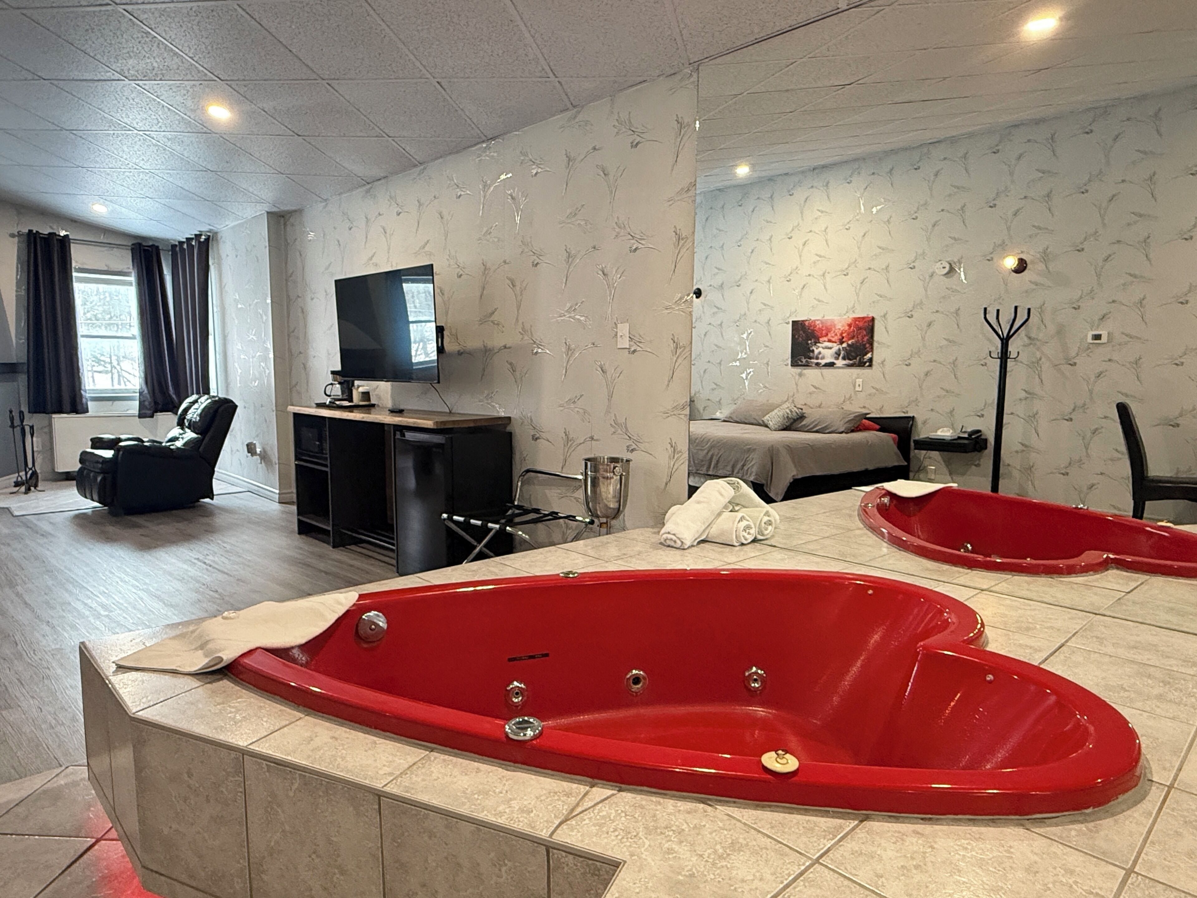 Suite pour lune de miel, 1 très grand lit et 1 canapé-lit, foyer (Double Jacuzzi) | Baignoire à hydromassage