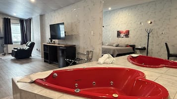 Honeymoon Suite, 1 King Bed with Sofa bed, Fireplace (Double Jacuzzi) | Jetted tub