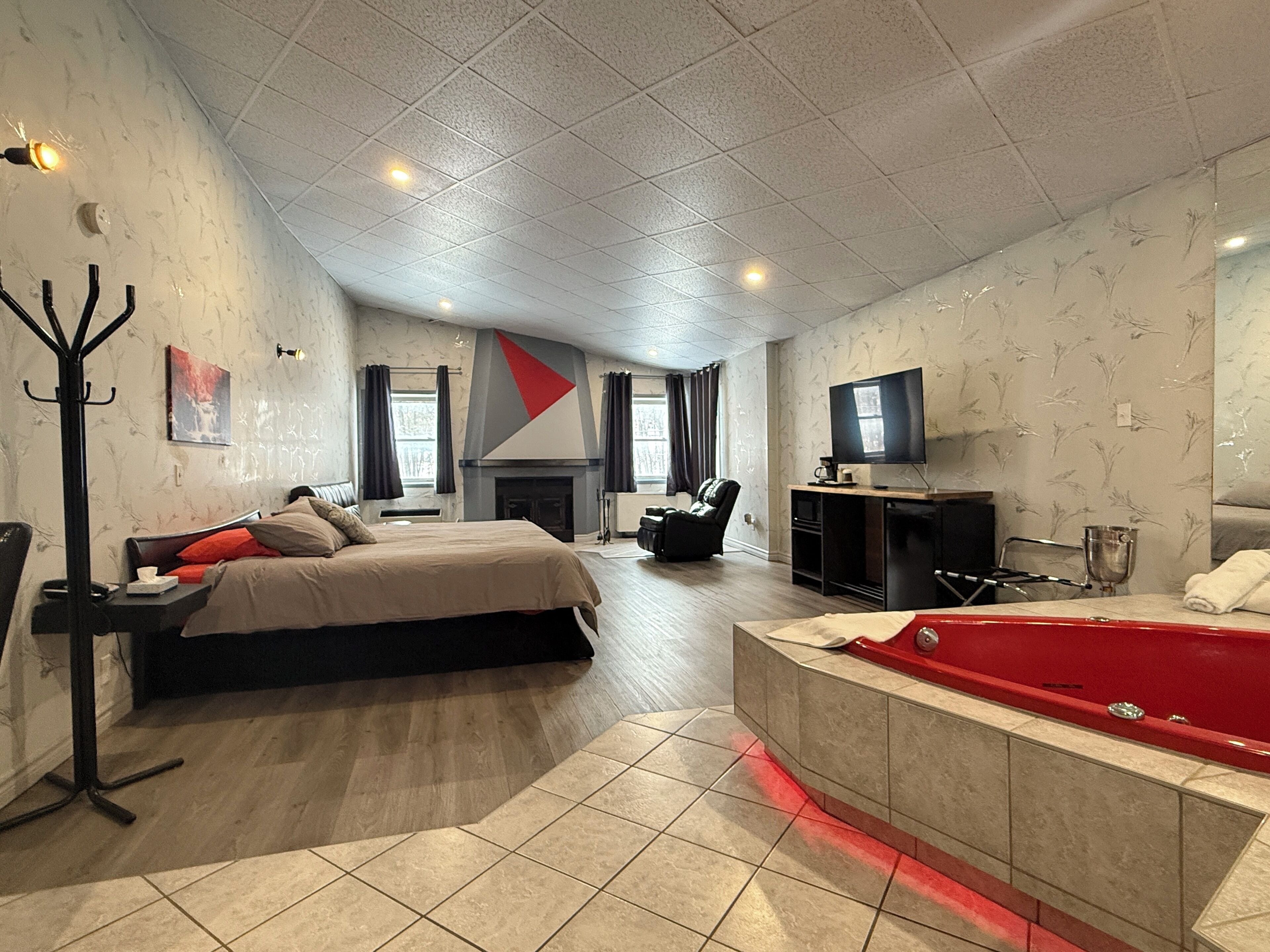 Honeymoon suite, 1 kingsize bed met slaapbank, open haard (Double Jacuzzi) | Badkamer | Een haardroger, handdoeken