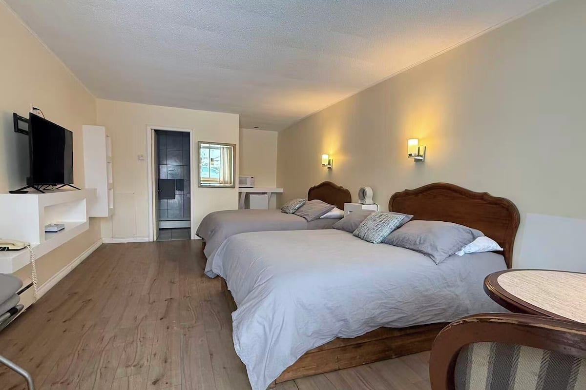 Quarto standard, 2 camas de casal | Escrivaninha, quartos à prova de som, Wi-Fi de cortesia, roupa de cama