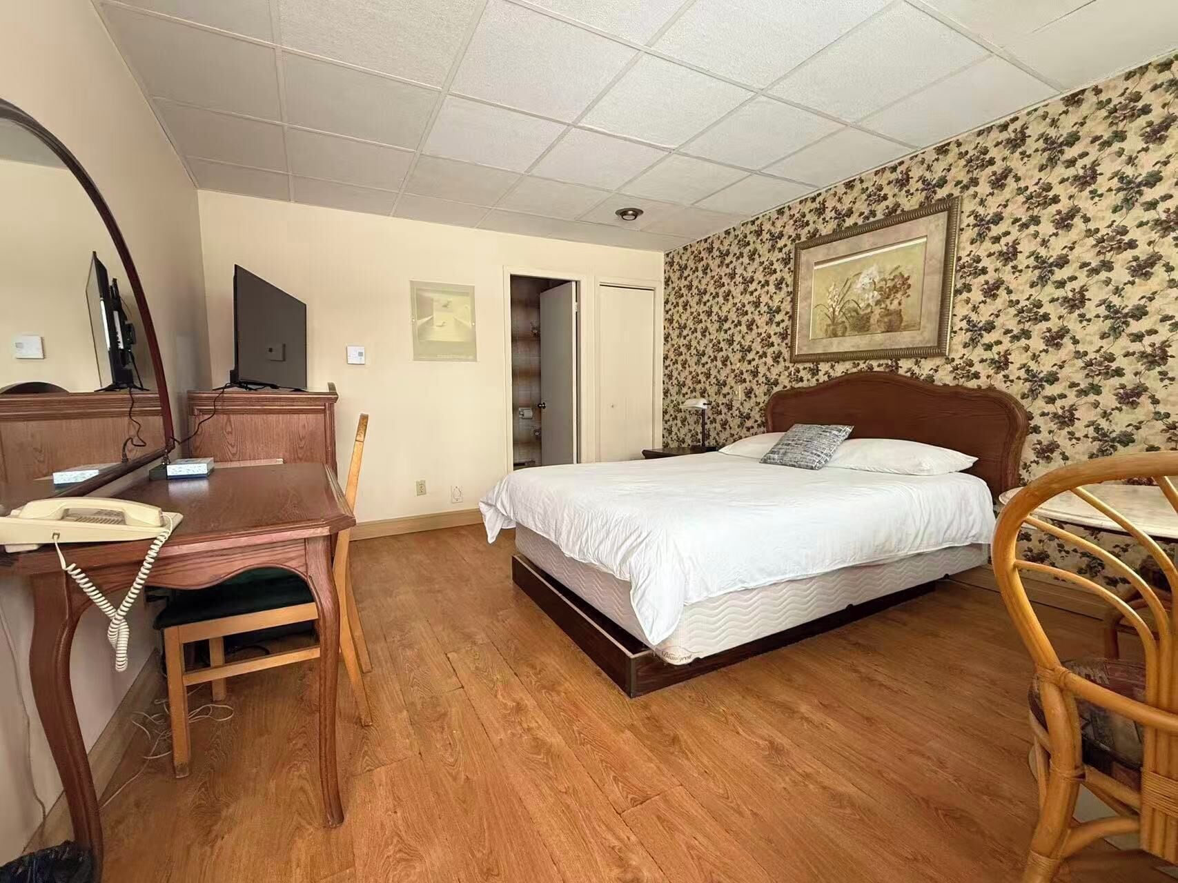 Quarto superior, 1 cama Queen | Escrivaninha, quartos à prova de som, Wi-Fi de cortesia, roupa de cama