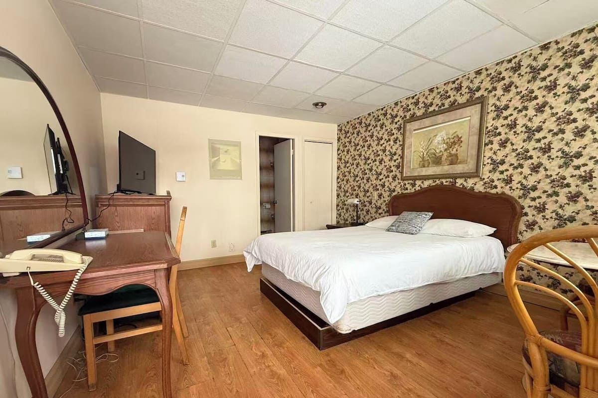 Quarto superior, 1 cama Queen | Escrivaninha, quartos à prova de som, Wi-Fi de cortesia, roupa de cama