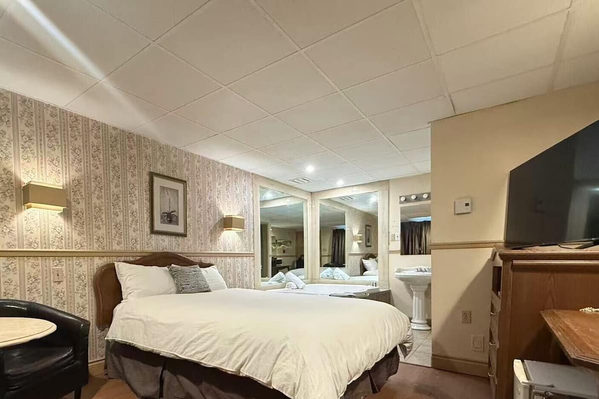 Suíte júnior, 1 cama Queen (Double Jacuzzi) | Escrivaninha, quartos à prova de som, Wi-Fi de cortesia, roupa de cama