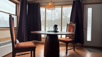 Honeymoon Suite, 1 King Bed with Sofa bed, Fireplace (Double Jacuzzi) | Room amenity