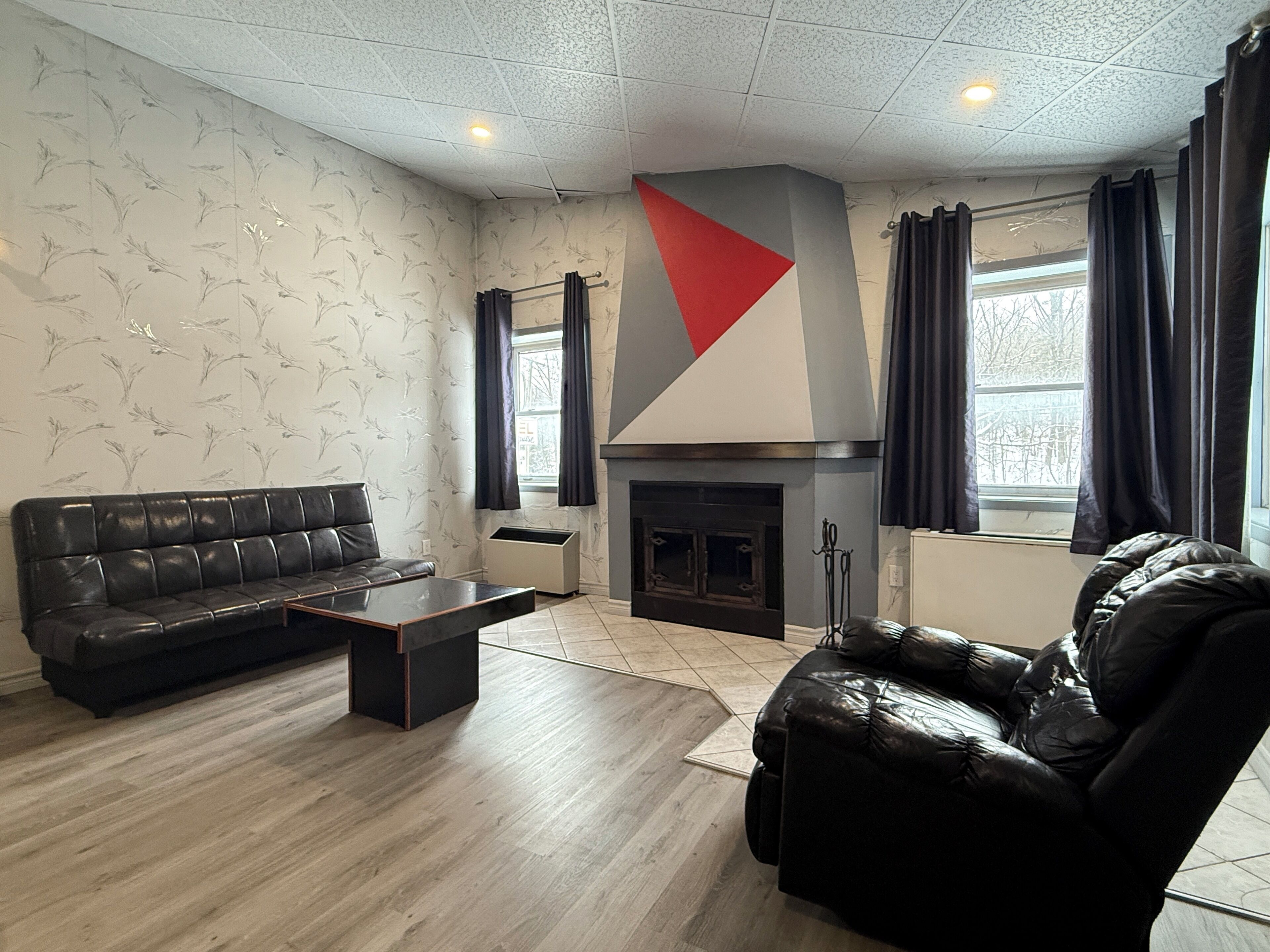 Honeymoon Suite, 1 King Bed with Sofa bed, Fireplace (Double Jacuzzi) | Living area | 32-inch flat-screen TV with cable channels, TV