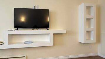 Standard Room, 2 Double Beds | Living area